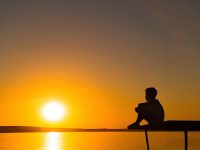 这个世界的一切都是假的，而你却认真了一辈子